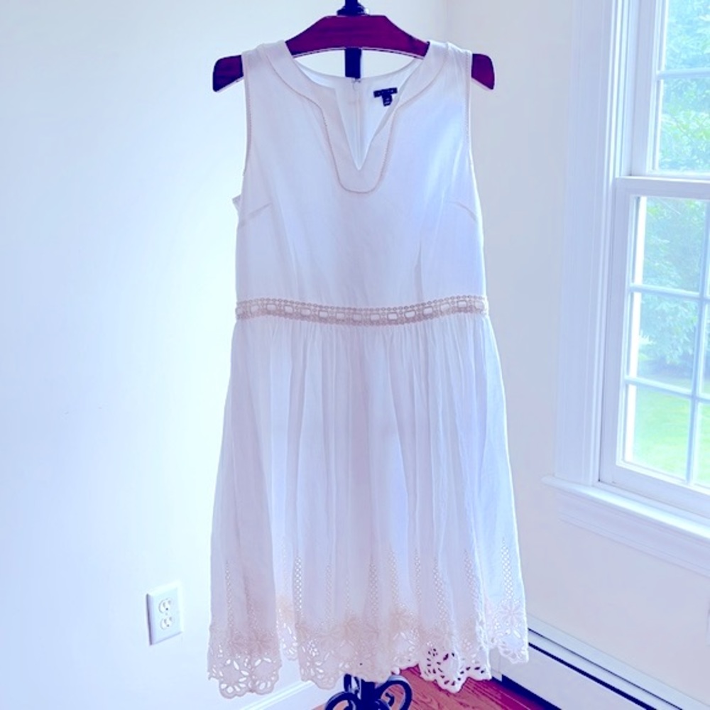 👗ANN TAYLOR white cotton tank with beige lace trim